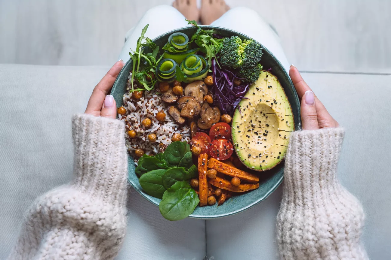 Cum să-ți faci o farfurie vegană care te satură fără să-ți pierzi răbdarea